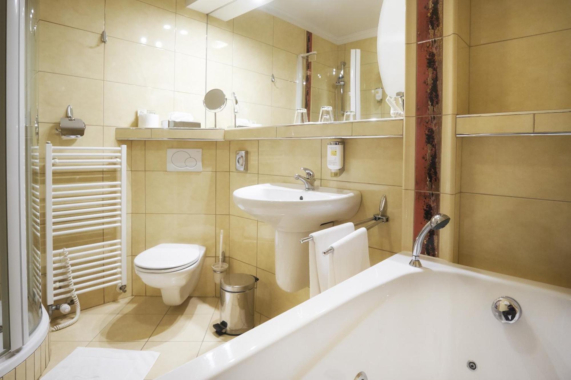 Hotel Eroplan Rožnov pod Radhoštěm Exteriör bild