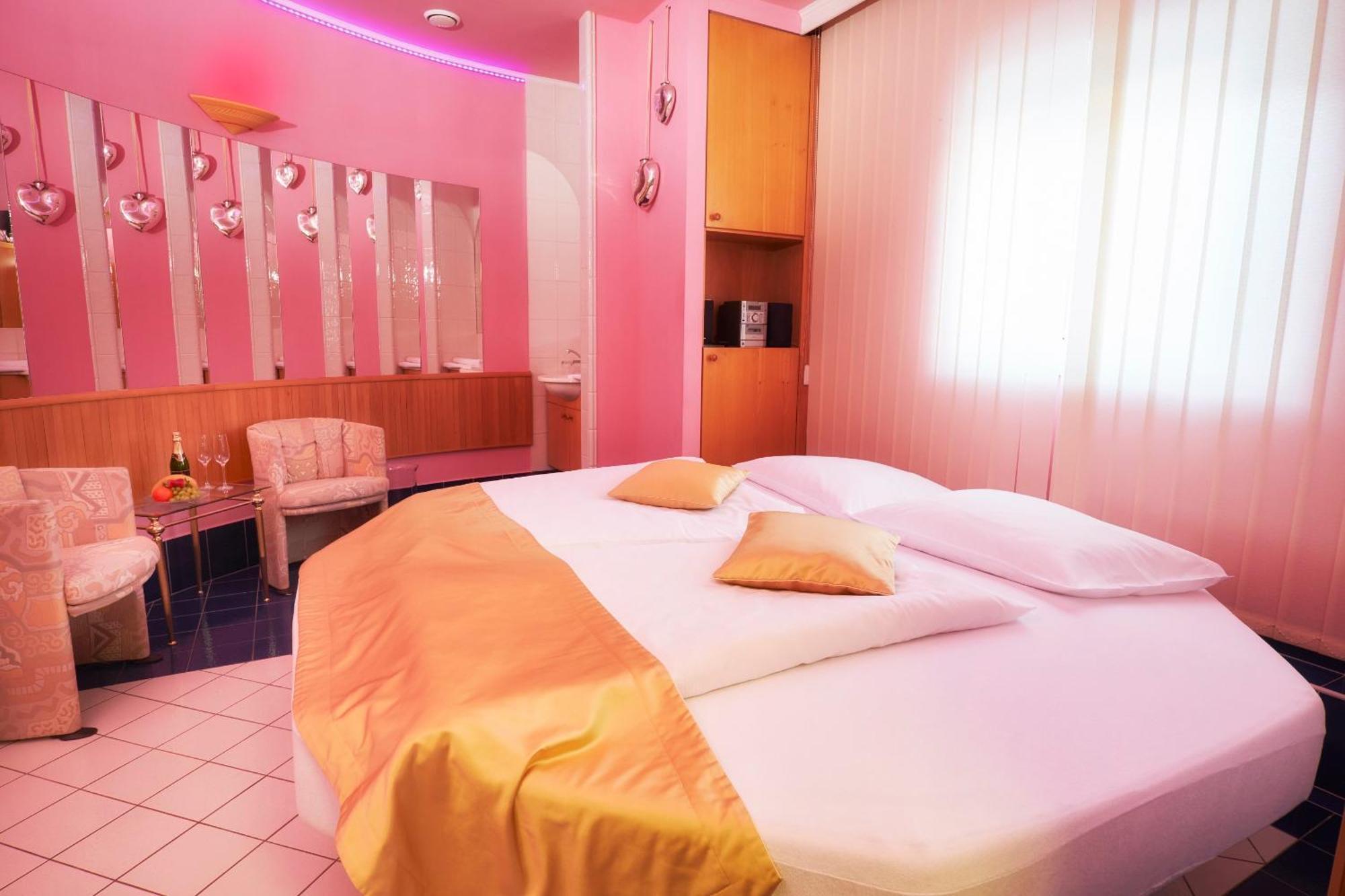Hotel Eroplan Rožnov pod Radhoštěm Exteriör bild