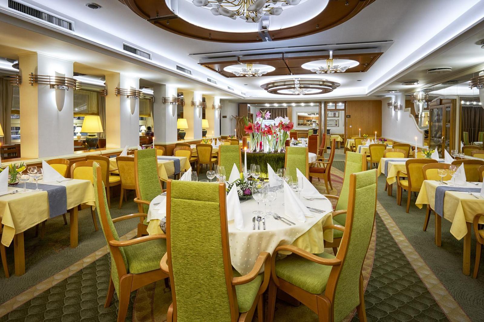 Hotel Eroplan Rožnov pod Radhoštěm Exteriör bild