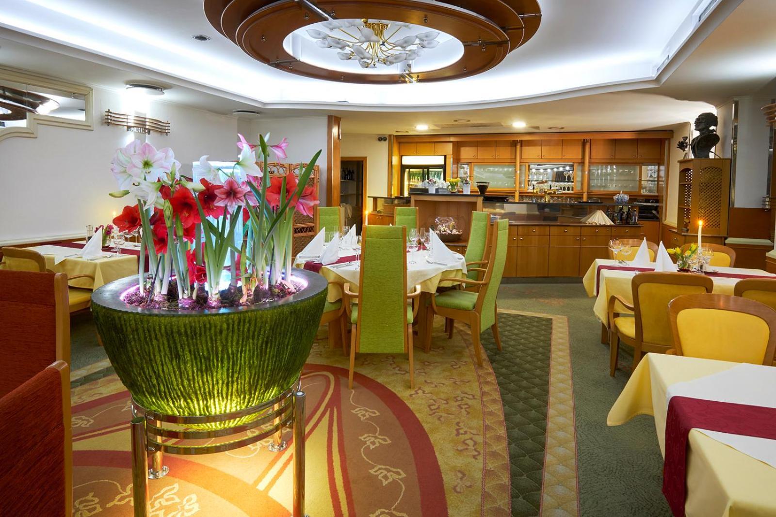 Hotel Eroplan Rožnov pod Radhoštěm Exteriör bild