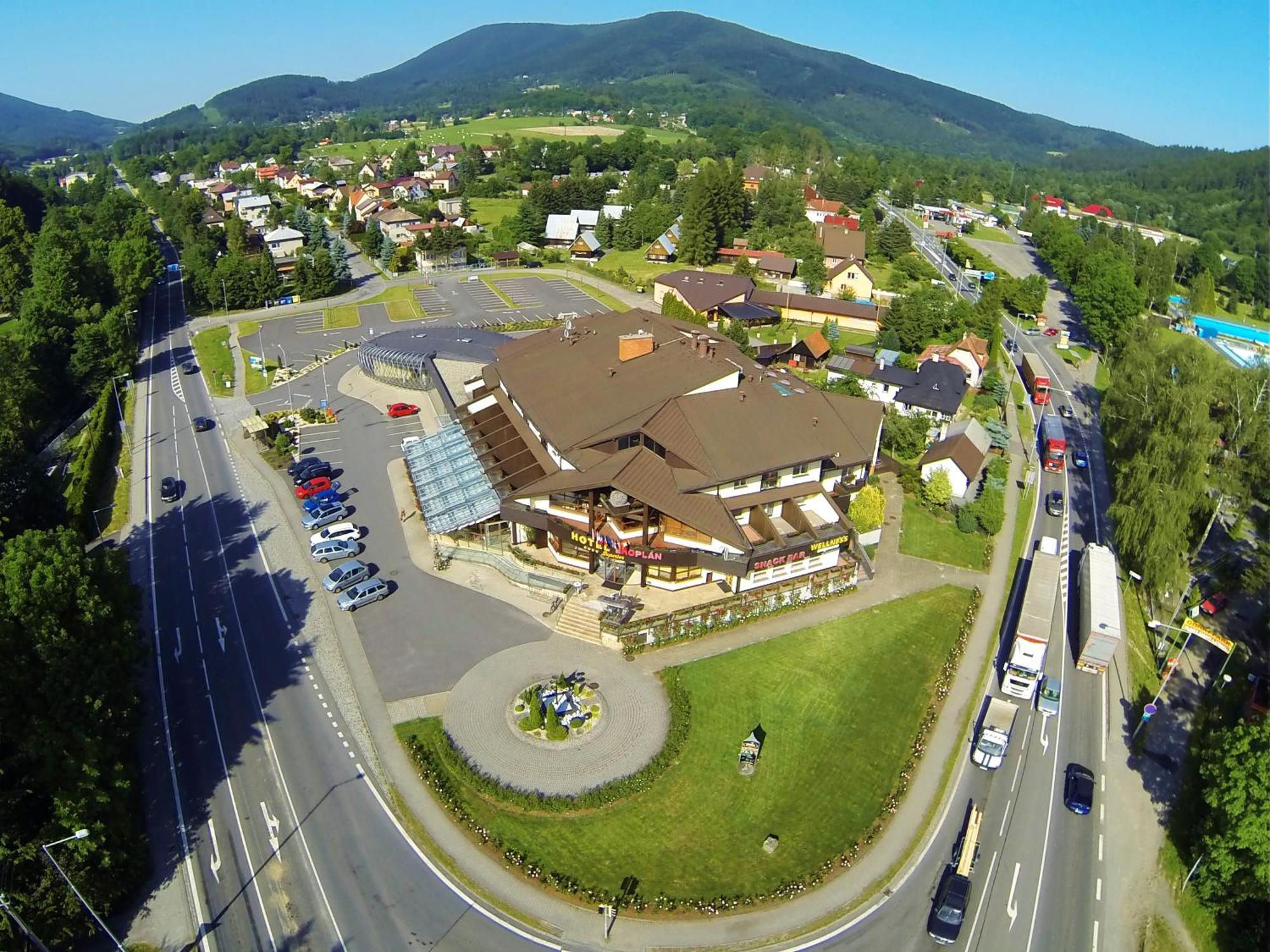 Hotel Eroplan Rožnov pod Radhoštěm Exteriör bild