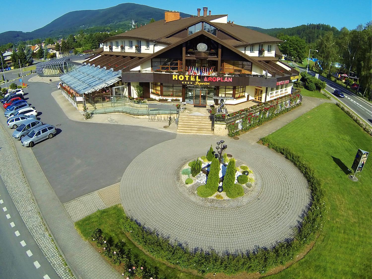 Hotel Eroplan Rožnov pod Radhoštěm Exteriör bild
