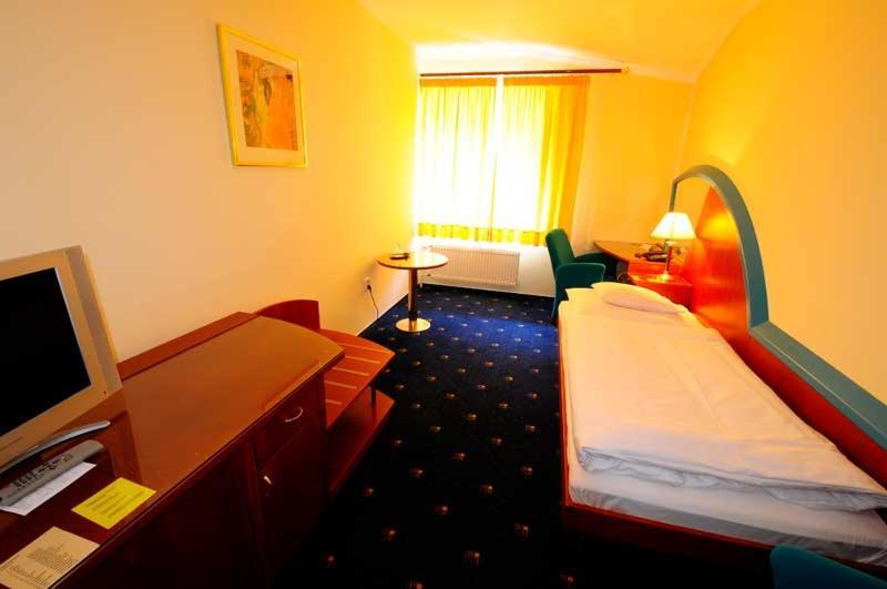 Hotel Eroplan Rožnov pod Radhoštěm Exteriör bild