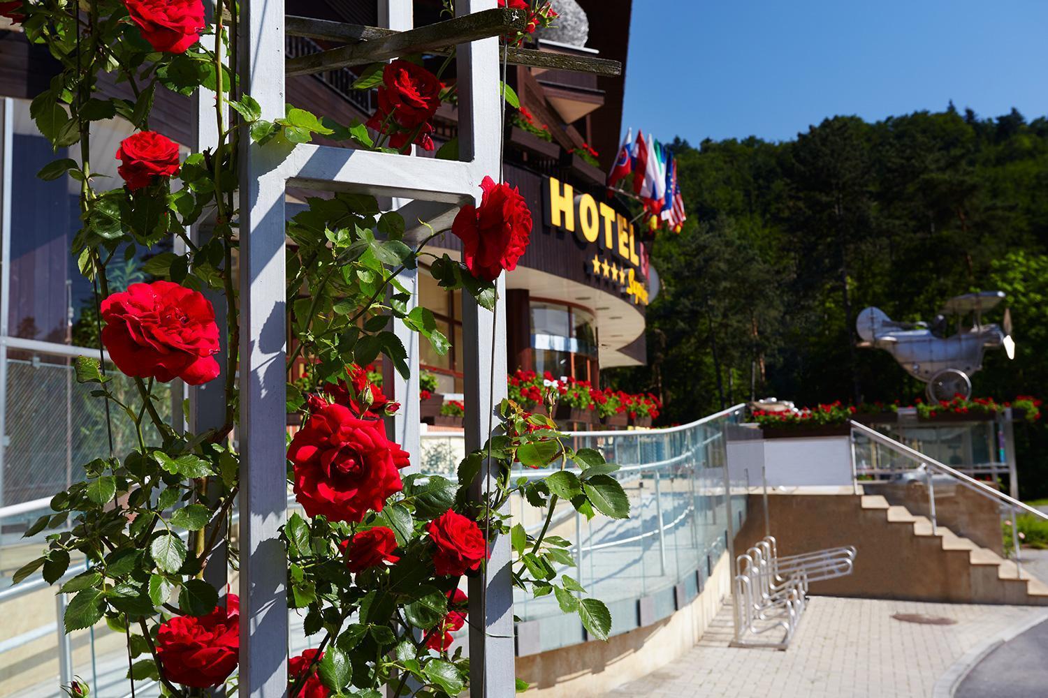 Hotel Eroplan Rožnov pod Radhoštěm Exteriör bild