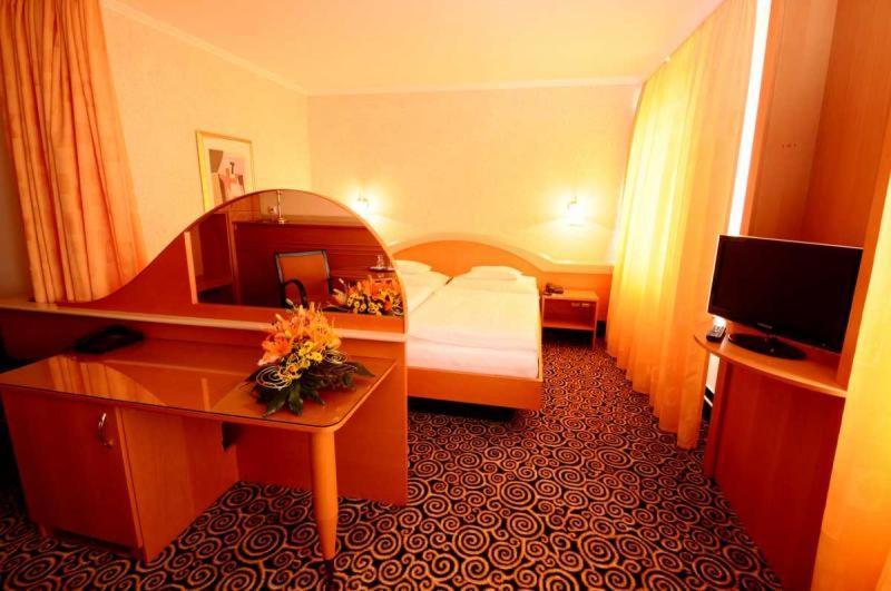 Hotel Eroplan Rožnov pod Radhoštěm Exteriör bild