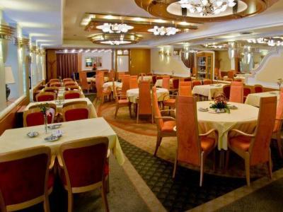 Hotel Eroplan Rožnov pod Radhoštěm Exteriör bild